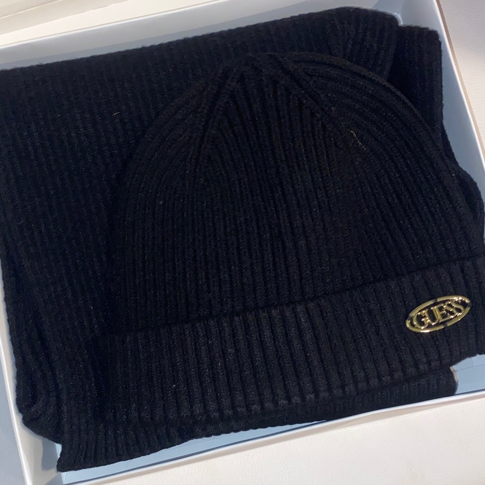 Guess Black Knit Beanie and Scarf Set NWT and gift box